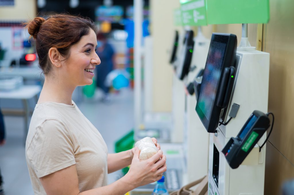 Une femme devant une caisse
