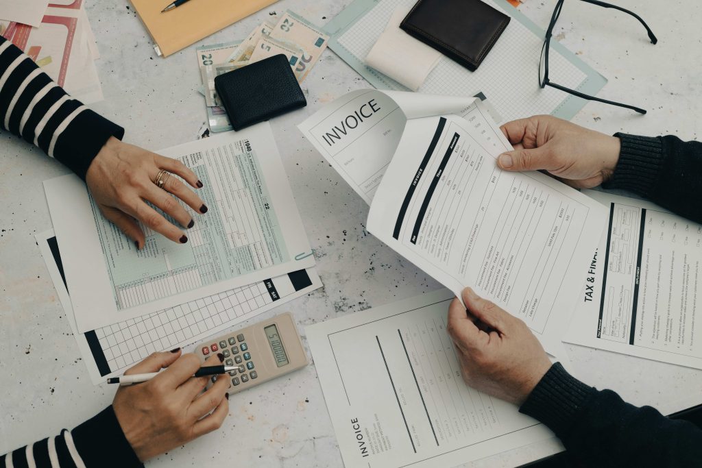 Feuilles de comptabilité sur un bureau